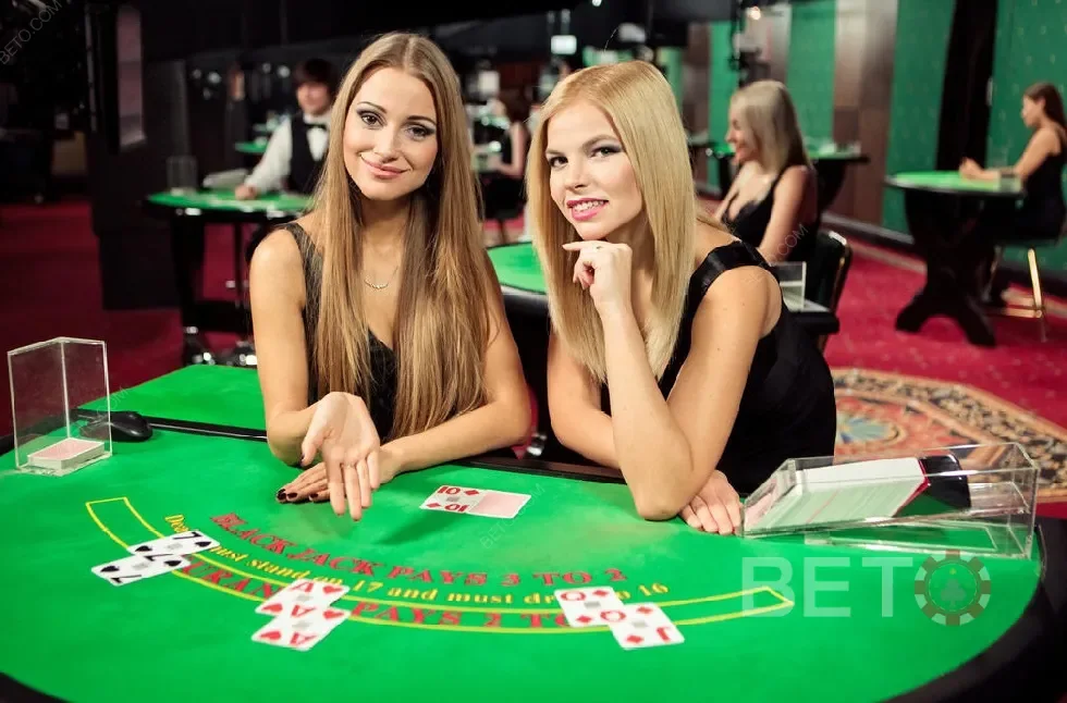 Tampilan meja kasino live dengan dealer di OKJKT