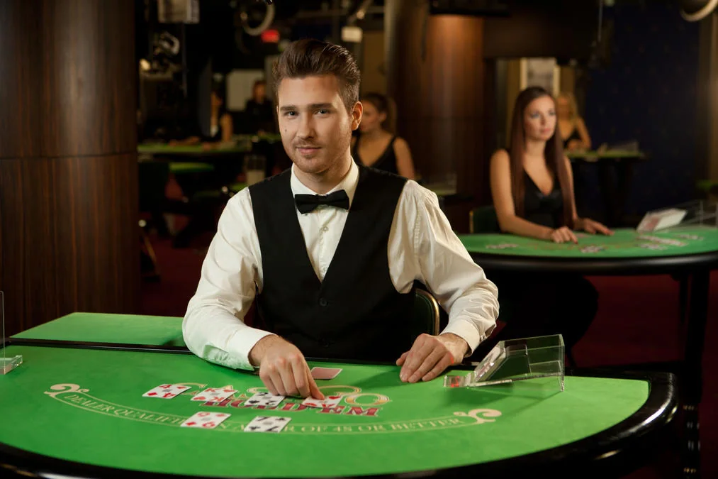 Pengalaman kasino live mobile OKJKT dengan tampilan meja dan dealer